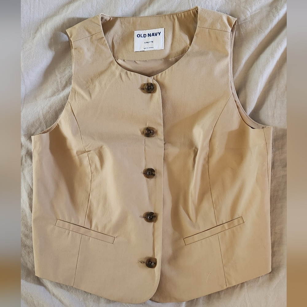 NWOT Old Navy Beige Sleeveless Button-Up Vest Size Small Petite